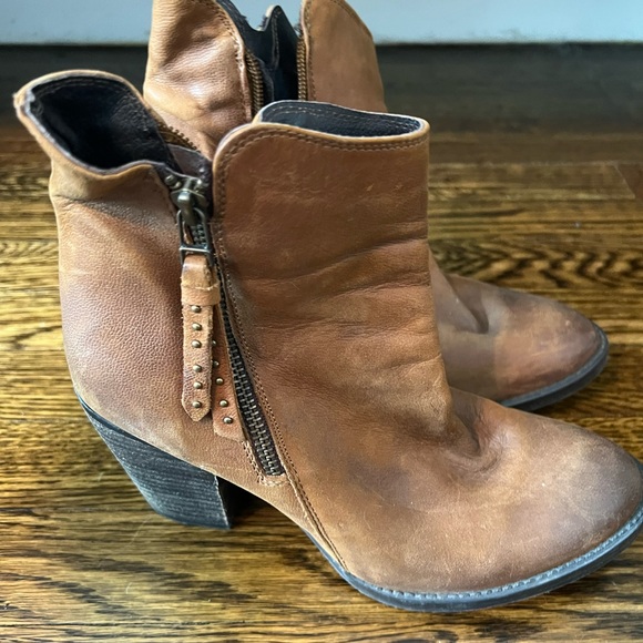 Steve Madden Shoes - Steve Madden Ryat Brown Leather Zipper Ankle Boot